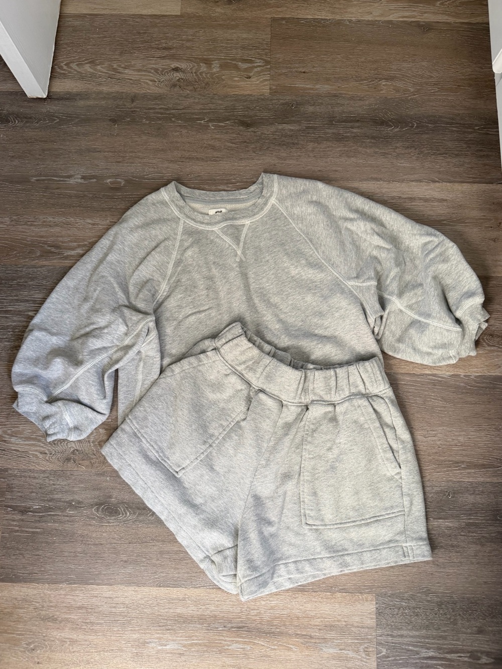 Aerie Set | Women's Gray Sweatshirt & Shorts